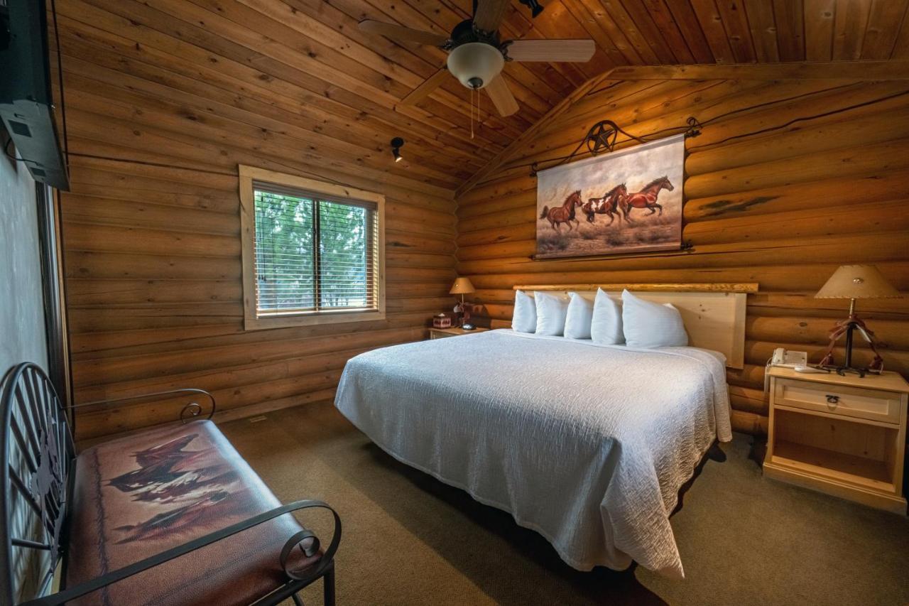 Flying Saddle Resort And Steak House Alpine Extérieur photo