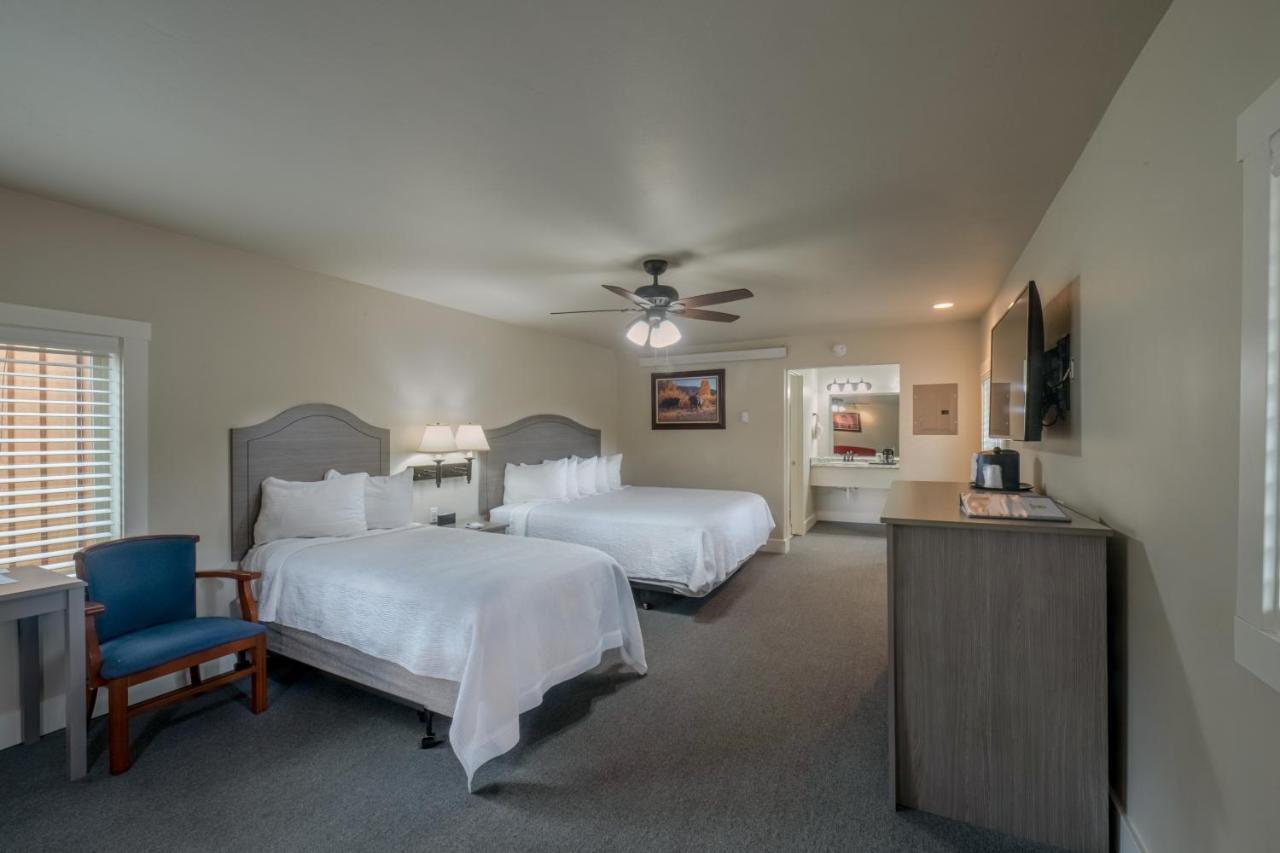 Flying Saddle Resort And Steak House Alpine Extérieur photo