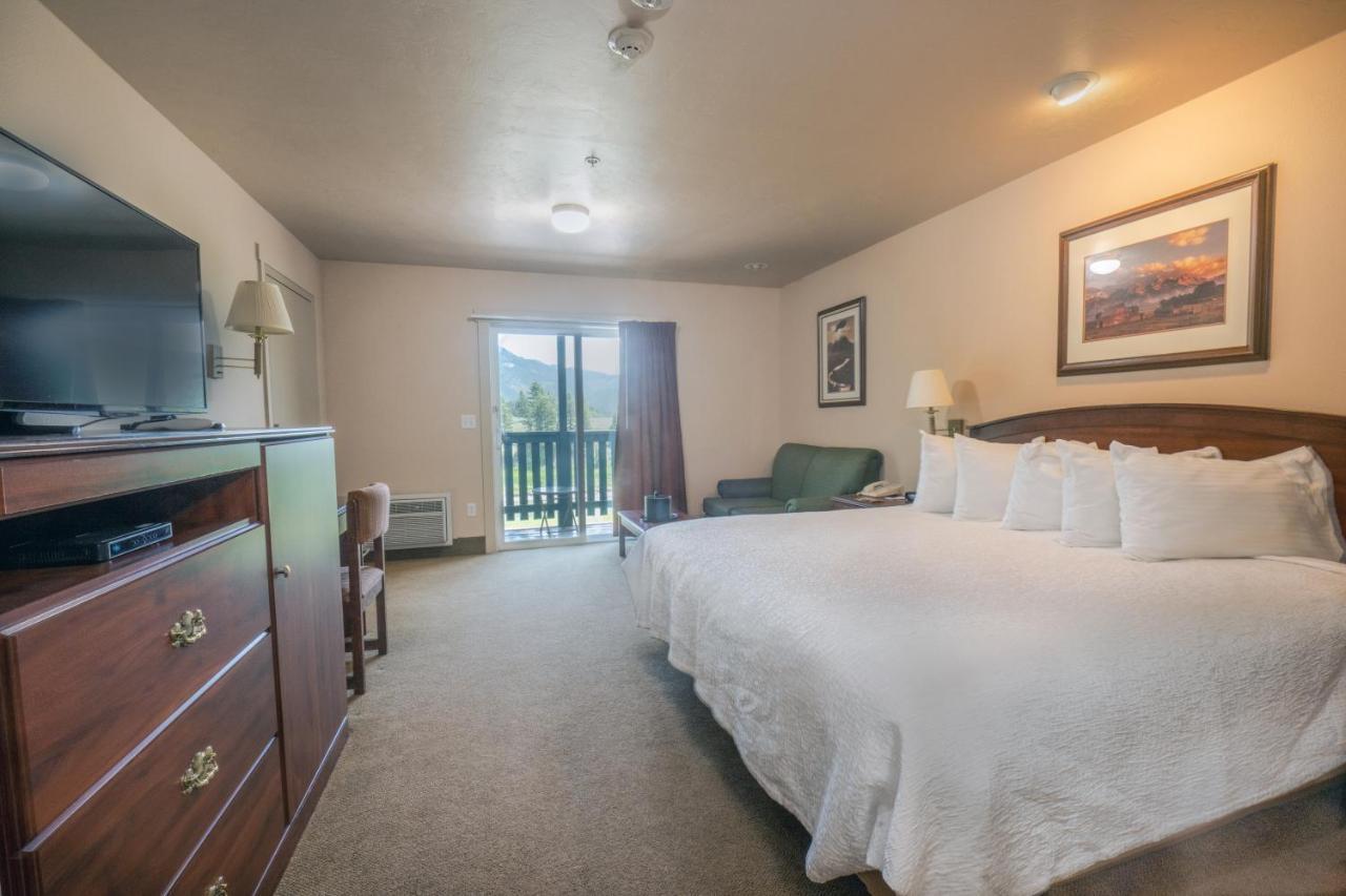 Flying Saddle Resort And Steak House Alpine Extérieur photo
