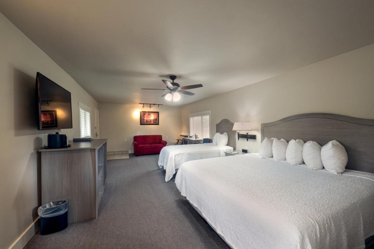 Flying Saddle Resort And Steak House Alpine Extérieur photo