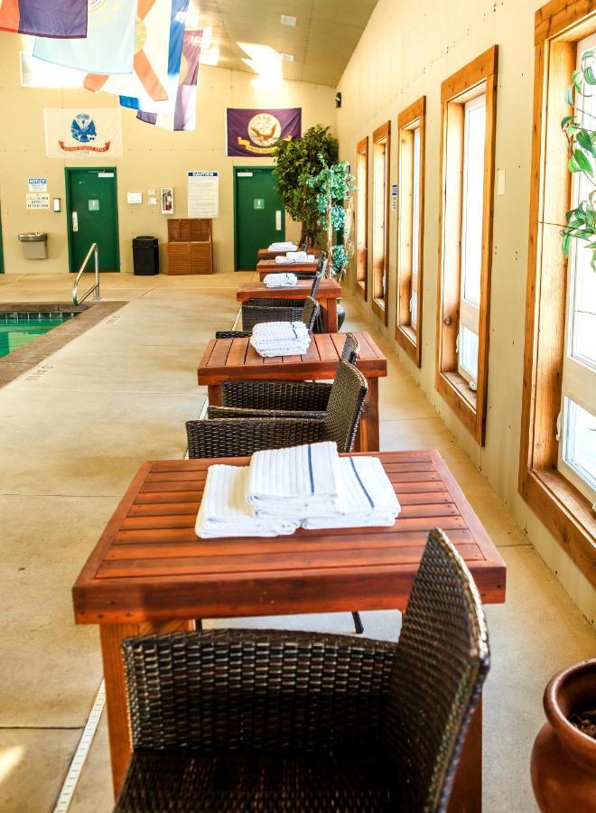 Flying Saddle Resort And Steak House Alpine Extérieur photo