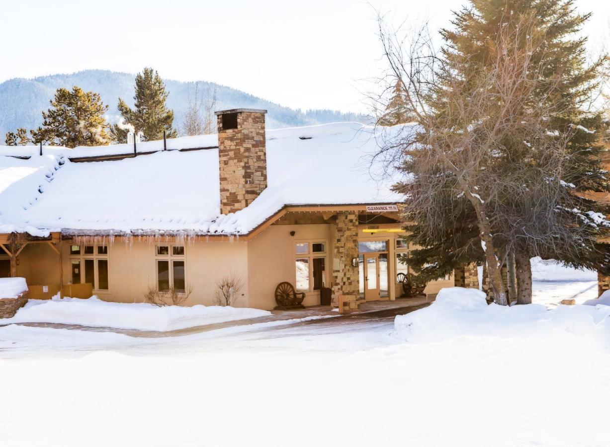 Flying Saddle Resort And Steak House Alpine Extérieur photo
