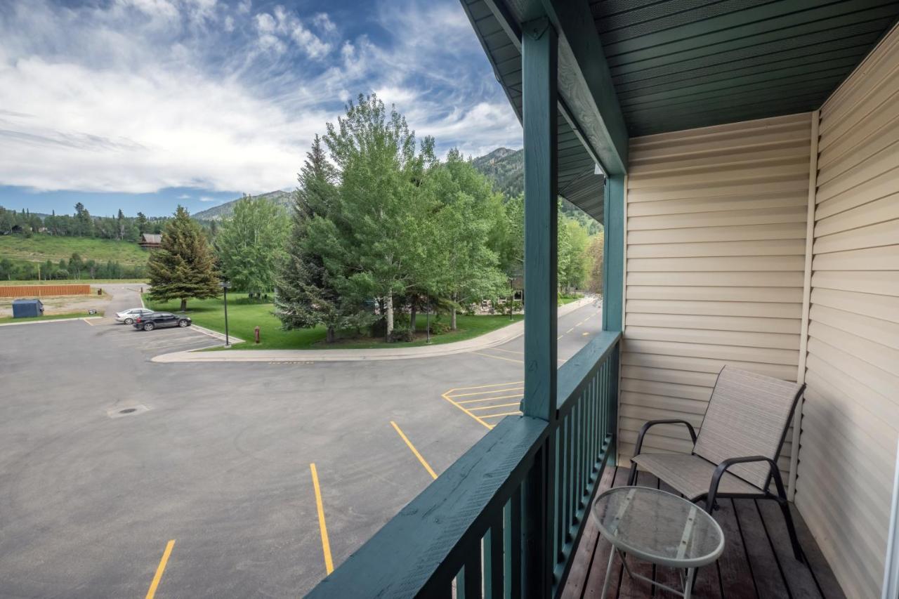 Flying Saddle Resort And Steak House Alpine Extérieur photo